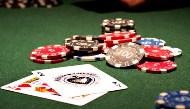 Cách để phân biệt xì tố và poker cho người mới